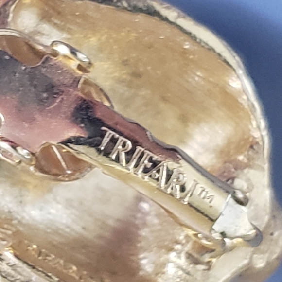 Signed Vintage Trifari Leopard Face Gold Tone Clip Back Earrings - Picture 4 of 5